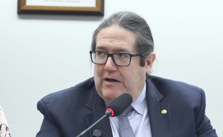Comissão aprova política nacional de combate à evasão escolar