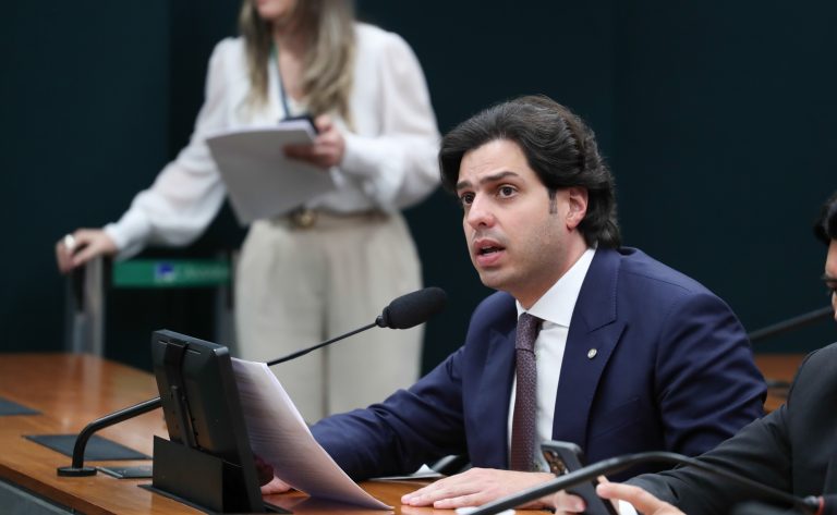 Comissão de educação da Câmara aprova inclusão de cadernos e lápis no programa de material didático