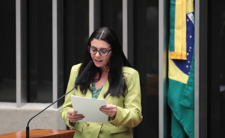 Comissão aprova projeto que oferece escolta policial e programas de proteção para mulheres com medida protetiva violada