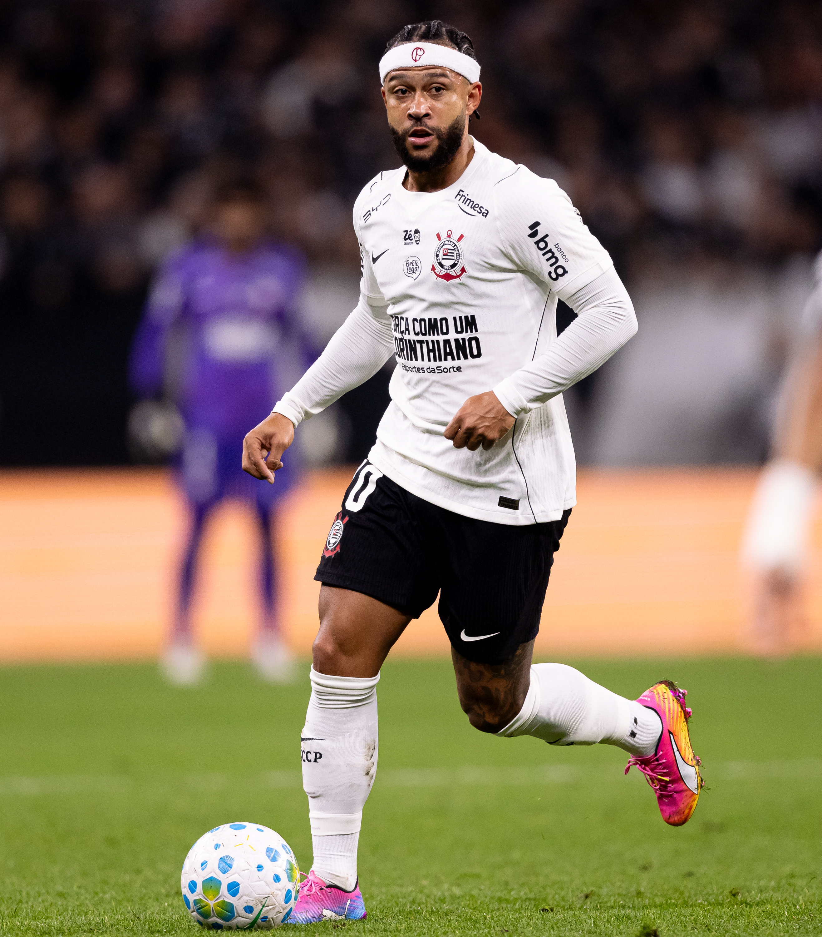 Corinthians troca minutas contratuais com Memphis e aguarda exames para selar renovação