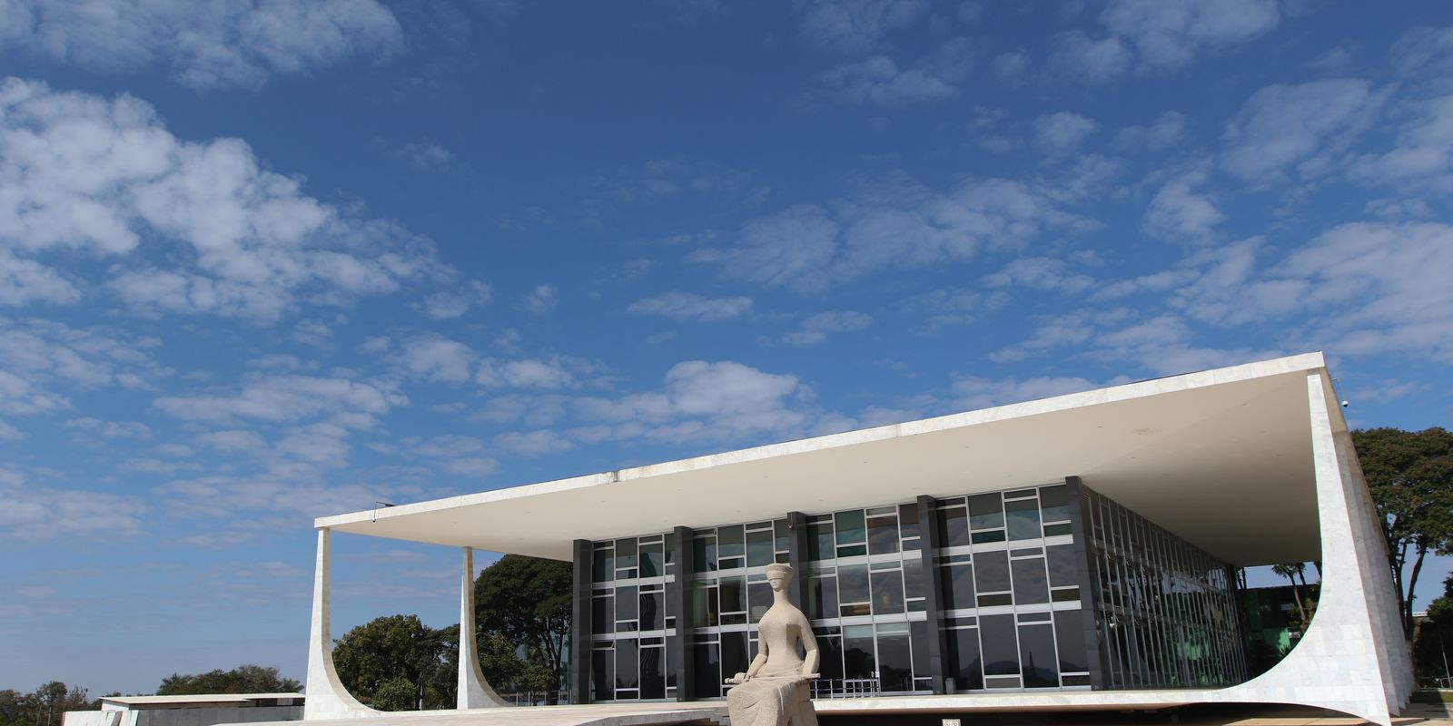 Defesa de Jair Bolsonaro solicita ao STF a manutenção da prisão domiciliar