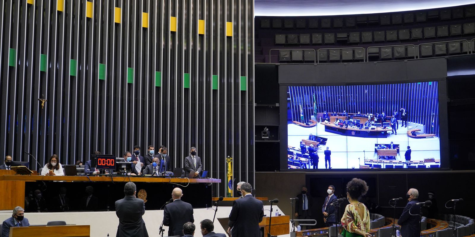 Flávio Dino intima presidentes de partidos a explicar controle de emendas parlamentares