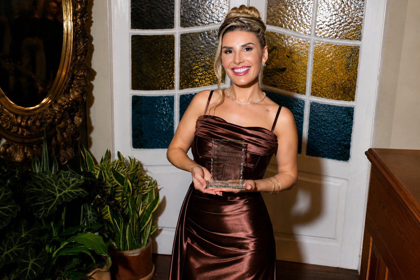 Dra. Eloisa Soldera é homenageada como Profissional do Ano em Baile de Gala da ABRAHOF