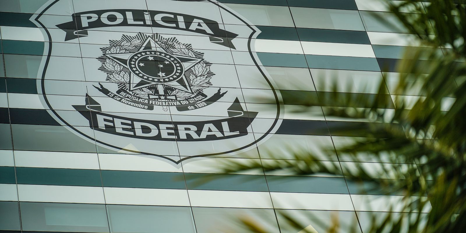 Flávio Bolsonaro entrega defesa à PF e nega calúnia contra Lula em publicação