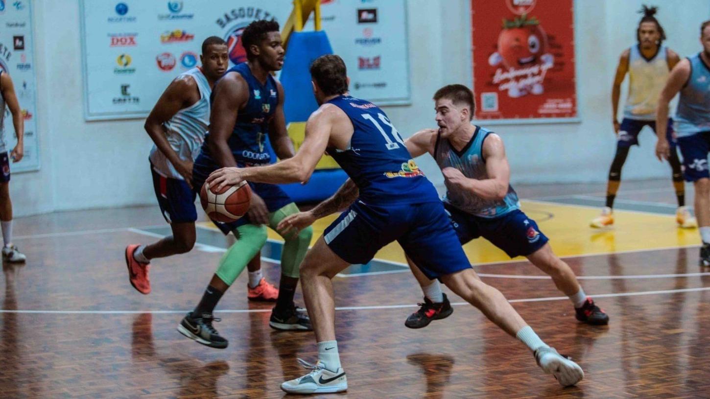 Equipes de basquete e handebol masculinos de Blumenau disputam terceiro lugar nos Joguinhos Abertos