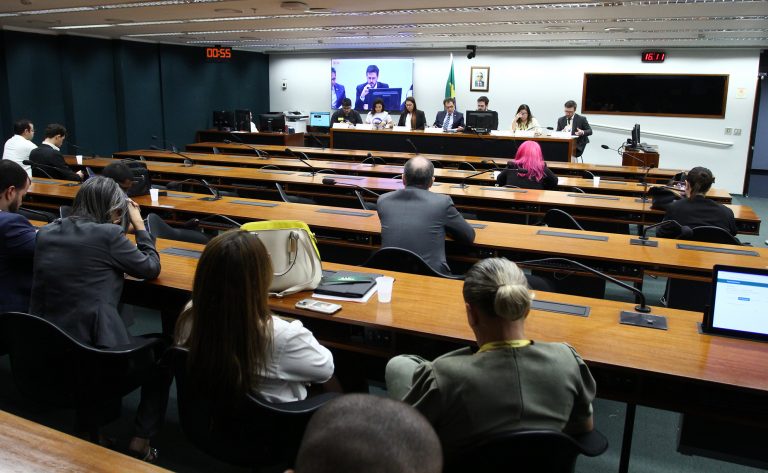 Estudantes e instituições solicitam revisão das regras do Fies em meio a preocupações com mensalidades
