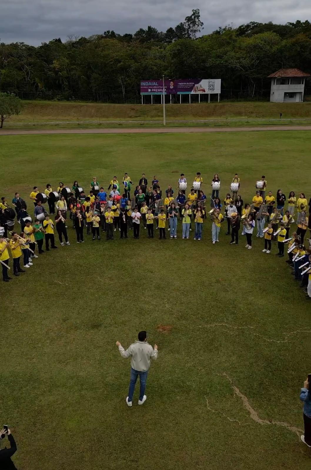 Fanfarras das escolas municipais homenageiam Seleção Brasileira e reforçam o papel da música na educação