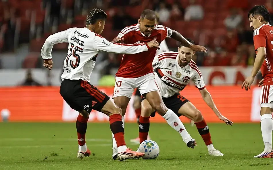 Flamengo empata com o Inter e pode ver Palmeiras se distanciar no Brasileirão