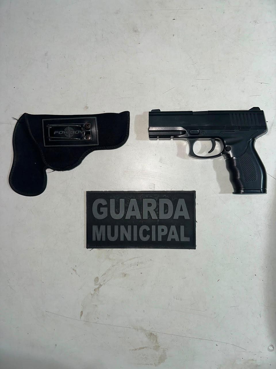 GMI e Polícia Militar prendem masculino por uso de simulacro e falsa identidade em Itajaí