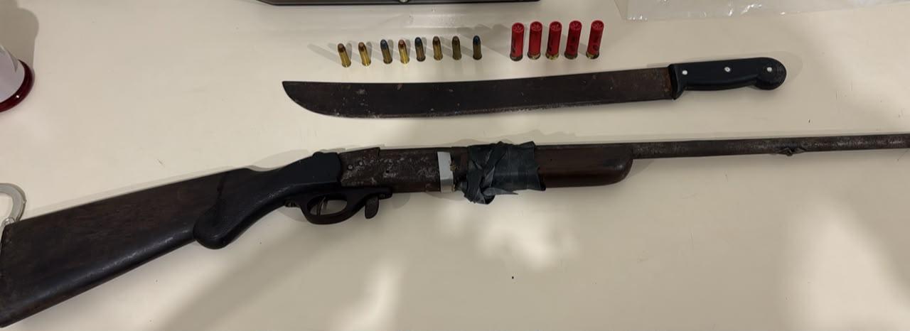 Homem é preso após ameaçar sobrinha com arma de fogo e facão em Indaial