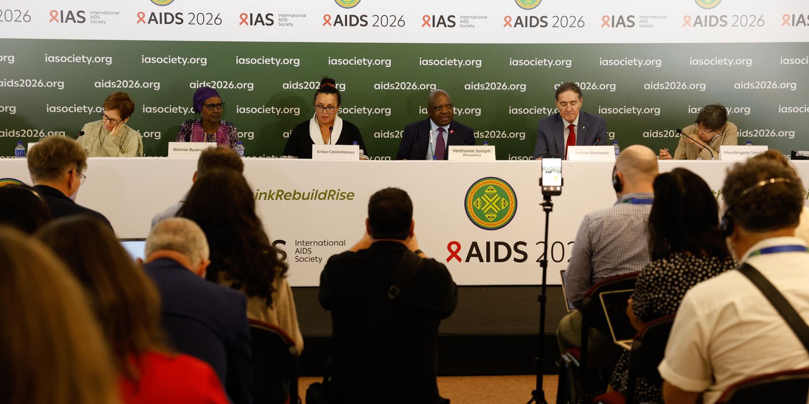 Avanço no combate global reduz infecções por HIV, mas cortes ameaçam metas