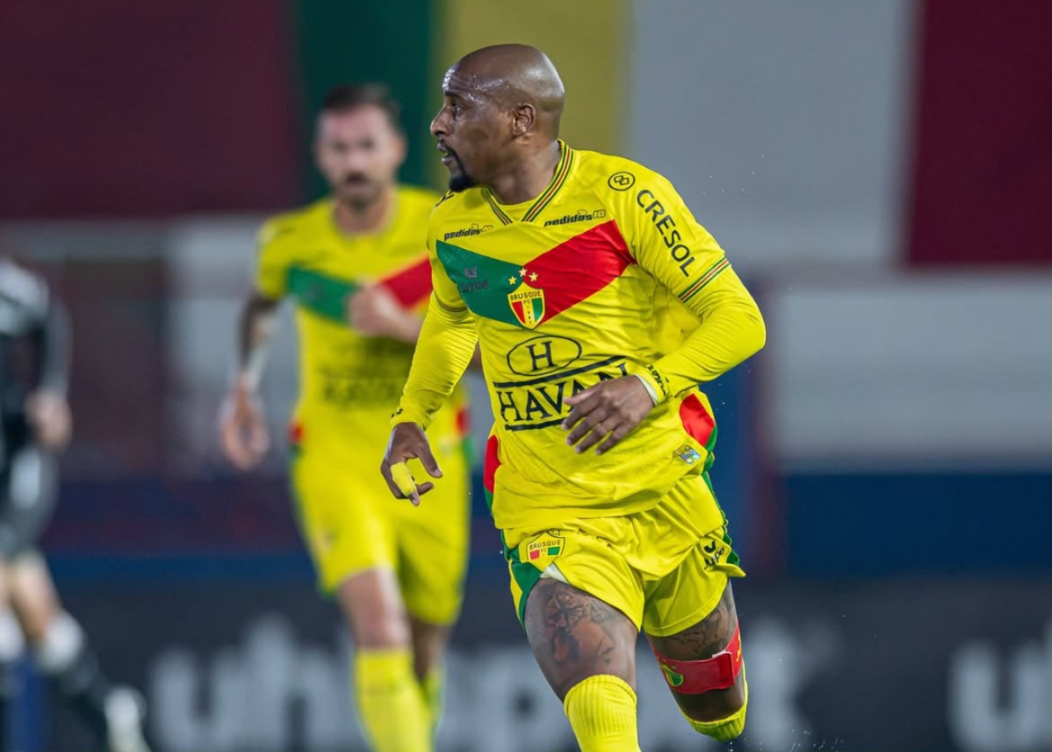 Com lesão do lateral Jeferson, Brusque perde titular por até quatro semanas