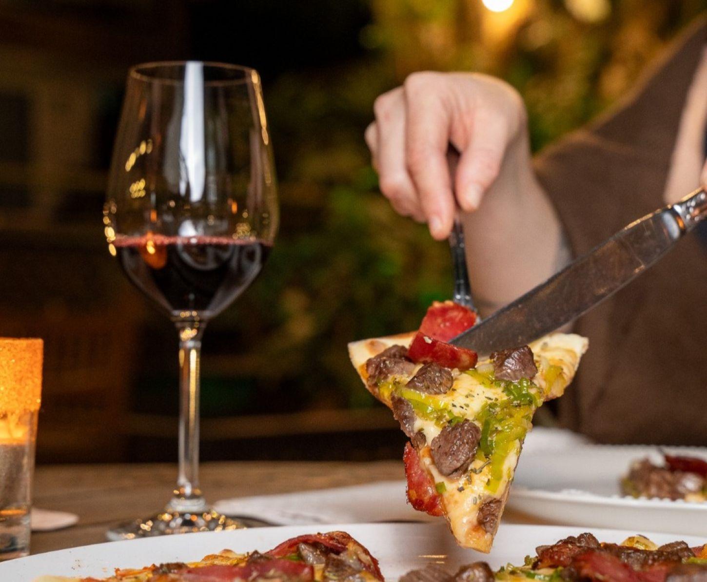 Luau da Pizza transforma noite de inverno em uma experiência gastronômica na Pousada Estaleiro Guest House