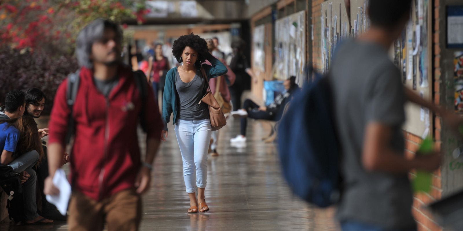 Mais de 54% dos estudantes universitários já abandonaram cursos devido a responsabilidades parentais