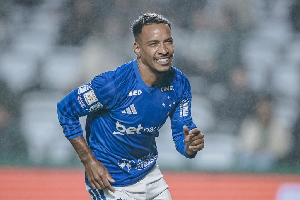 Matheus Pereira comemora triunfo do Cruzeiro sobre o Coritiba no Brasileirão