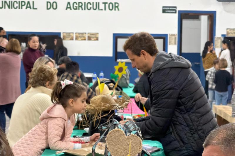 MINI FESTA DO COLONO INTEGRA COMUNIDADE RURAL E ESCOLAR