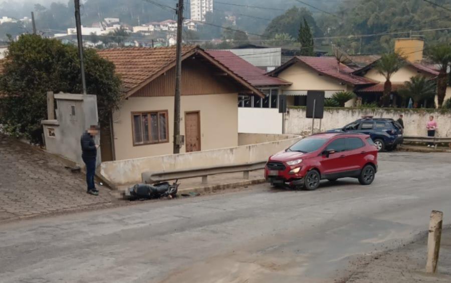 Motociclista fica ferido após colisão frontal na rua Gustavo Halfpap