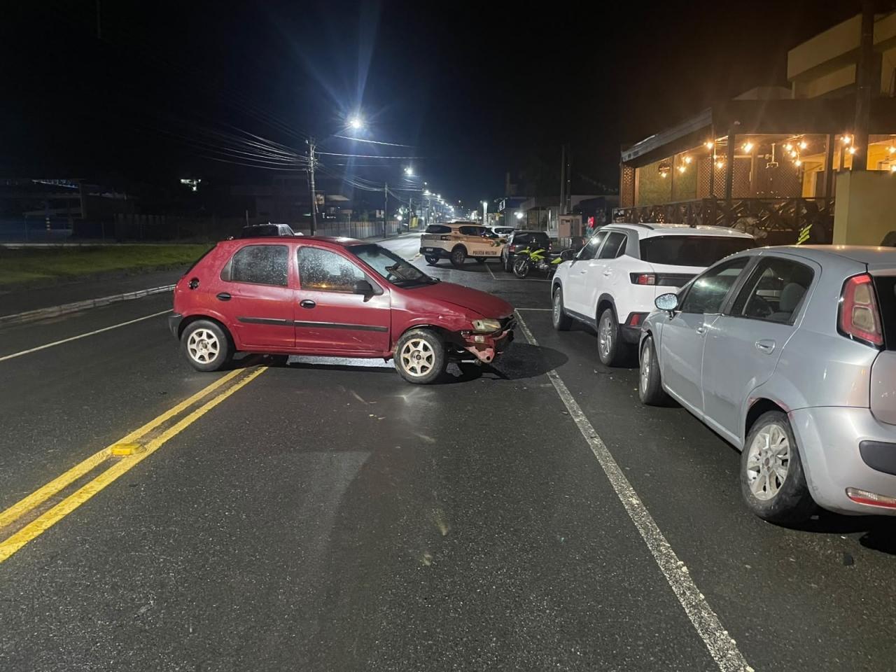 Motorista embriagado bate em veículos estacionados, tenta fugir e é preso em Ascurra