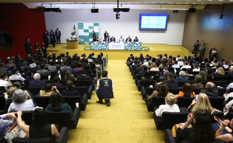 Hugo Motta defende modernização do Estado em posse de novos servidores da Câmara