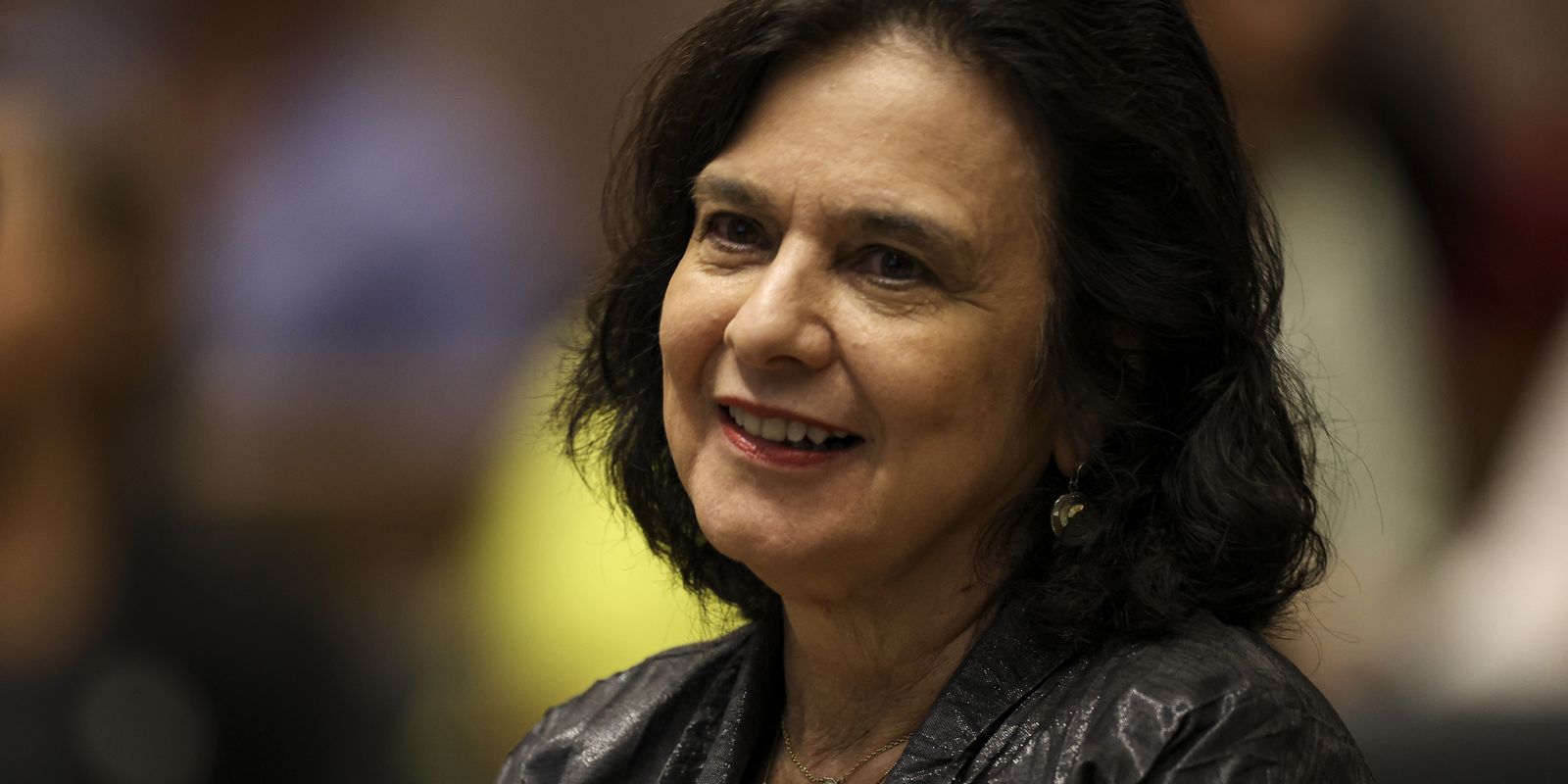 Nísia Trindade detalha bastidores da Covid-19 em novo livro