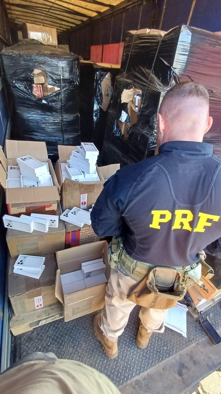 PRF apreende carga de R$ 20 milhões com eletrônicos e insumos médicos em Itapema