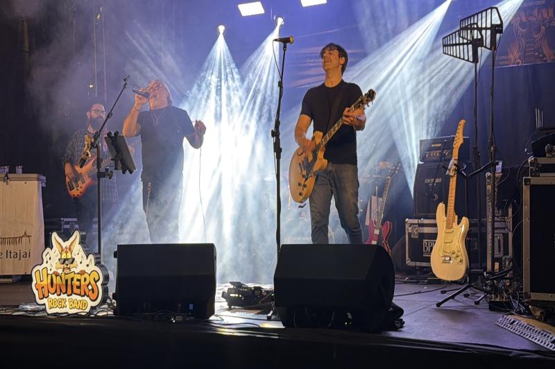 PRIMEIRA NOITE DO ITAJAÍ ROCK CONCERT REÚNE PÚBLICO MESMO COM FRIO E CHUVA