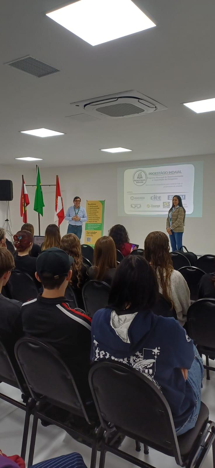 ProEstágio Indaial promove capacitação sobre cooperativismo e educação financeira para estagiários