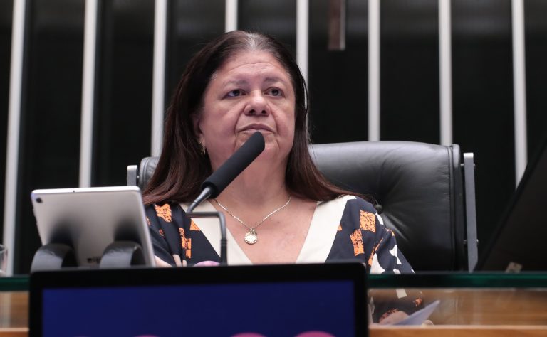 Projeto de lei propõe audiência obrigatória para agressor de mulher antes da soltura