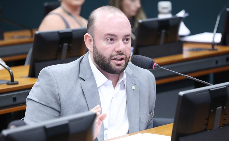 Projeto de lei exige verificação de idade em estabelecimentos de hospedagem para proteger crianças e adolescentes