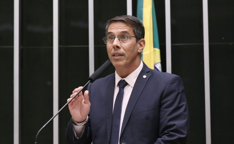 Projeto de lei proíbe postos de combustíveis de cobrarem preços diferentes por Pix ou dinheiro