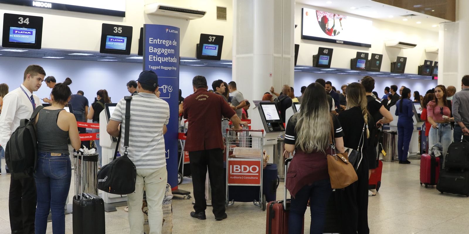 Setor de serviços recua 0,4% em maio, impactado por queda nos transportes, revela IBGE