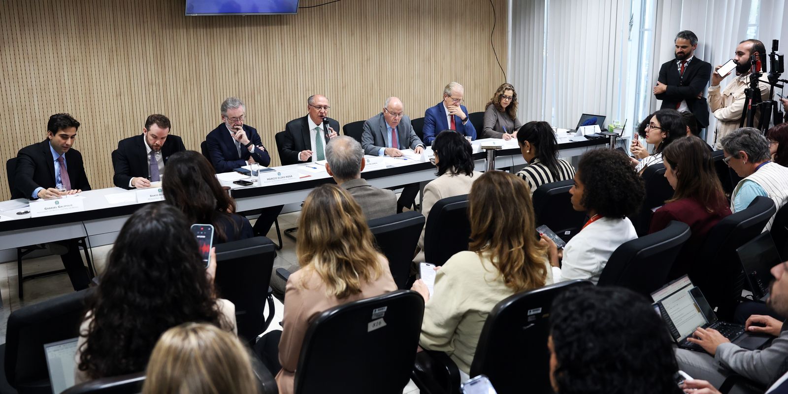 Governo brasileiro anuncia plano de apoio a setores afetados por tarifaço dos EUA