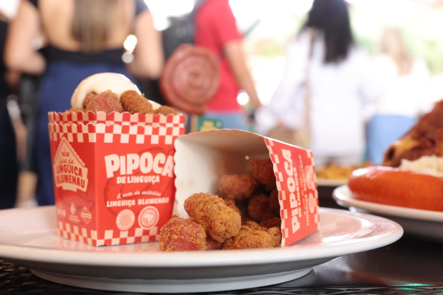 Sucesso na 40ª Oktoberfest, pipoca de linguiça Blumenau está confirmada no cardápio de 2026