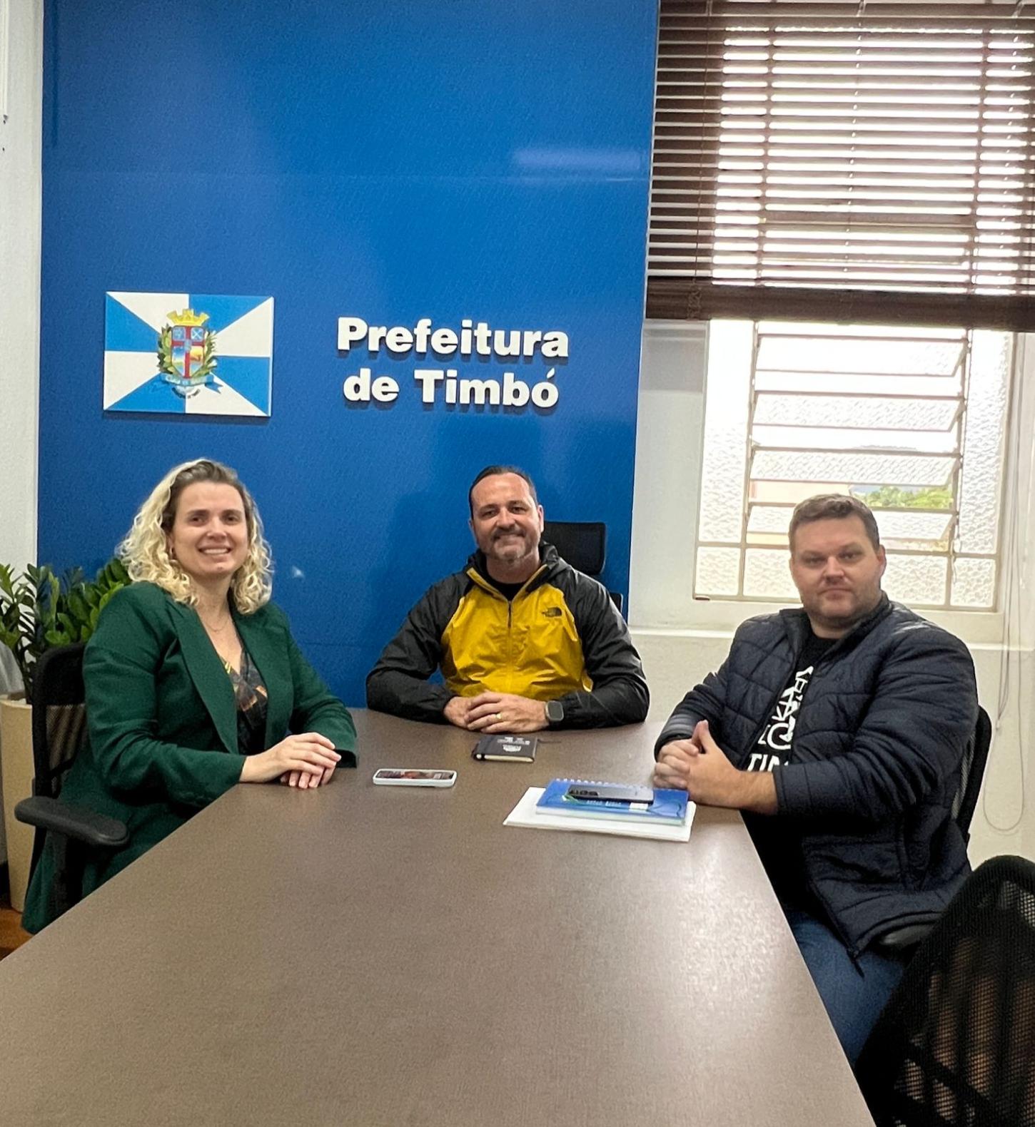 *⁠  Timbó avança nos preparativos para implantação do CAPS I Microrregional*  O prefeito de Timbó, Flávio Germano Buzzi, recebeu nesta terça-feira a diretora executiva do CISAMVE, Vanessa Fernanda Schmitt, e o secretário municipal