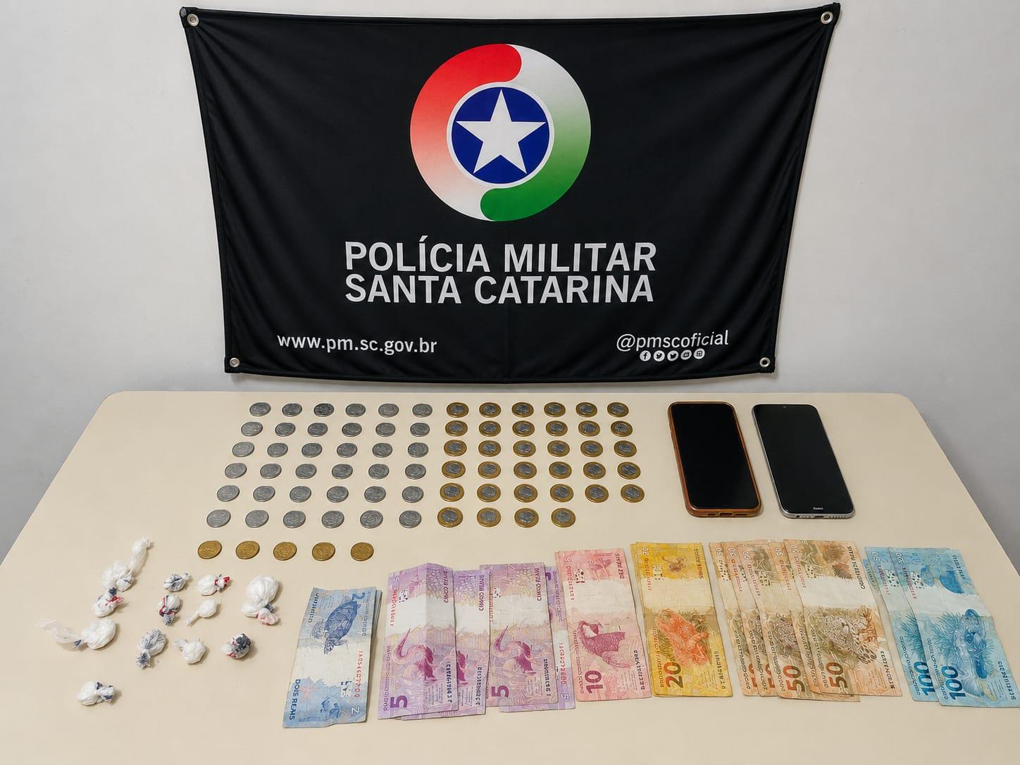 Tráfico de drogas.  Nesta tarde de quarta-feira, por volta das 17h44, no bairro Pomeranos, na cidade de Timbó, a guarnição da Polícia Militar tomou conhecimento de que um veículo VW/GOL 1.0, anteriormente envolvido em uma ocorrênc