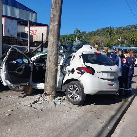 Tragédia na Rua Bahia: jovem de 22 anos morre após carro bater contra poste em Blumenau
