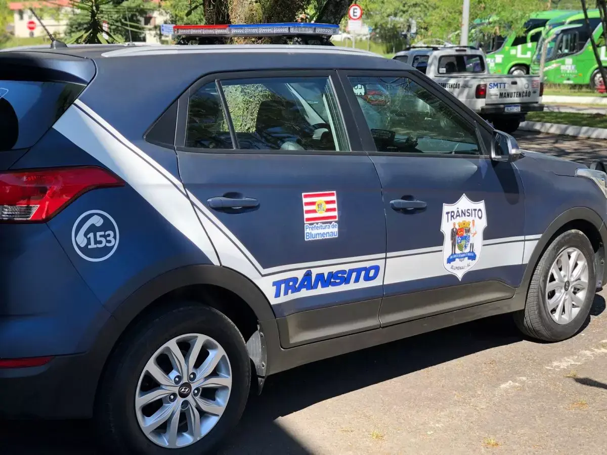 Transito (GMT) de Blumenau neste domingo (19) ePelo menos dois acidentes registrados pela Guarda Municipal de Trânsnvolveram condutores com sinais de embriaguez.