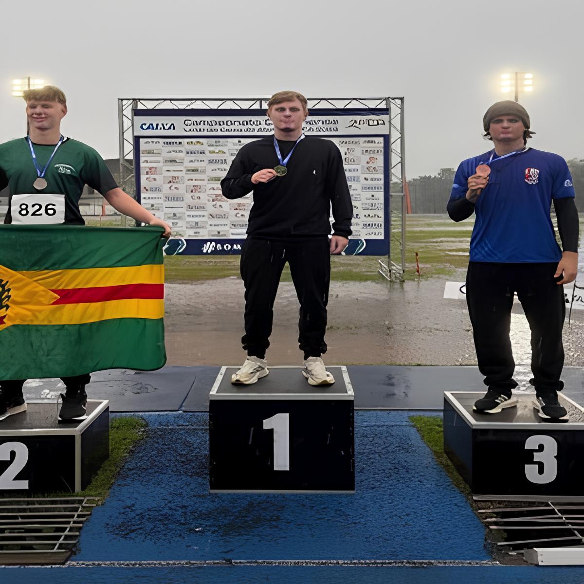 Vitchenzo Zoboli é campeão estadual Sub-18 de atletismo aos 15 anos em Timbó
