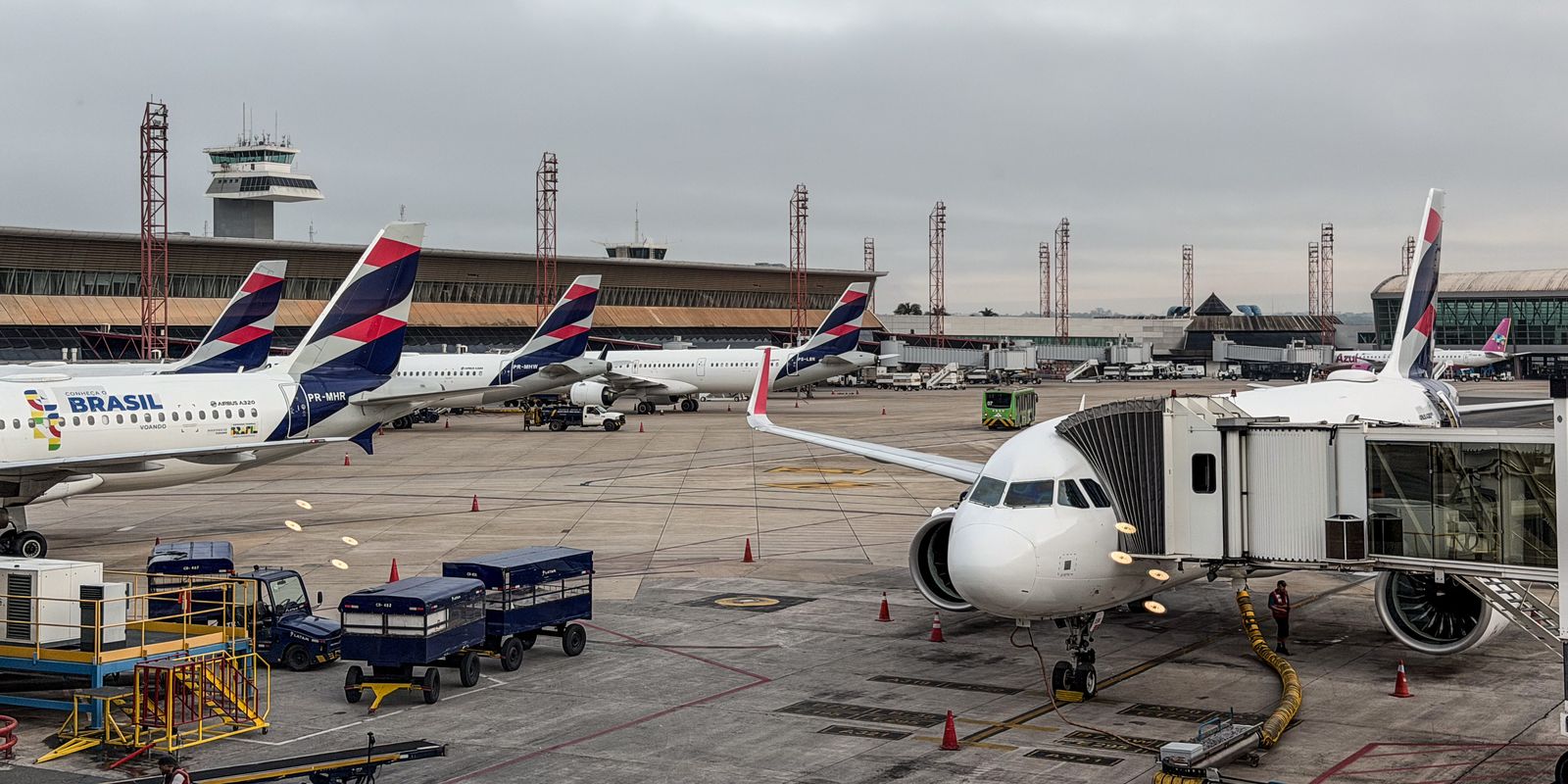 Anvisa atualiza normas de segurança sanitária para aviões e aeroportos no Brasil