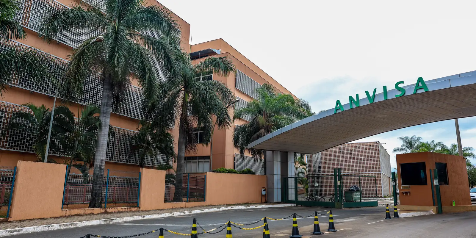 Anvisa proíbe a venda de 12 produtos de limpeza sem registro sanitário