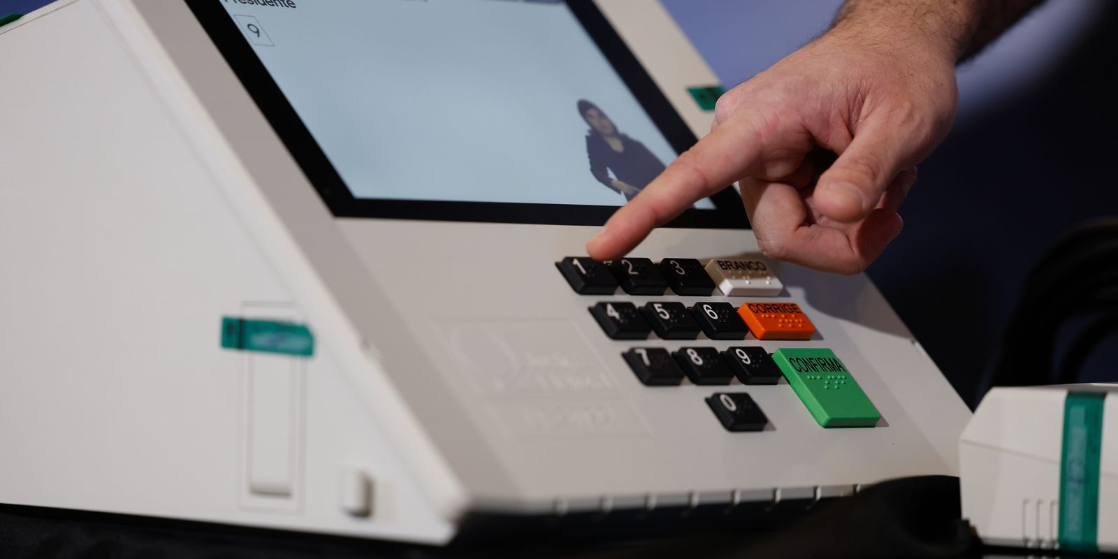 Lacração e assinatura digital garantem a segurança das urnas eletrônicas