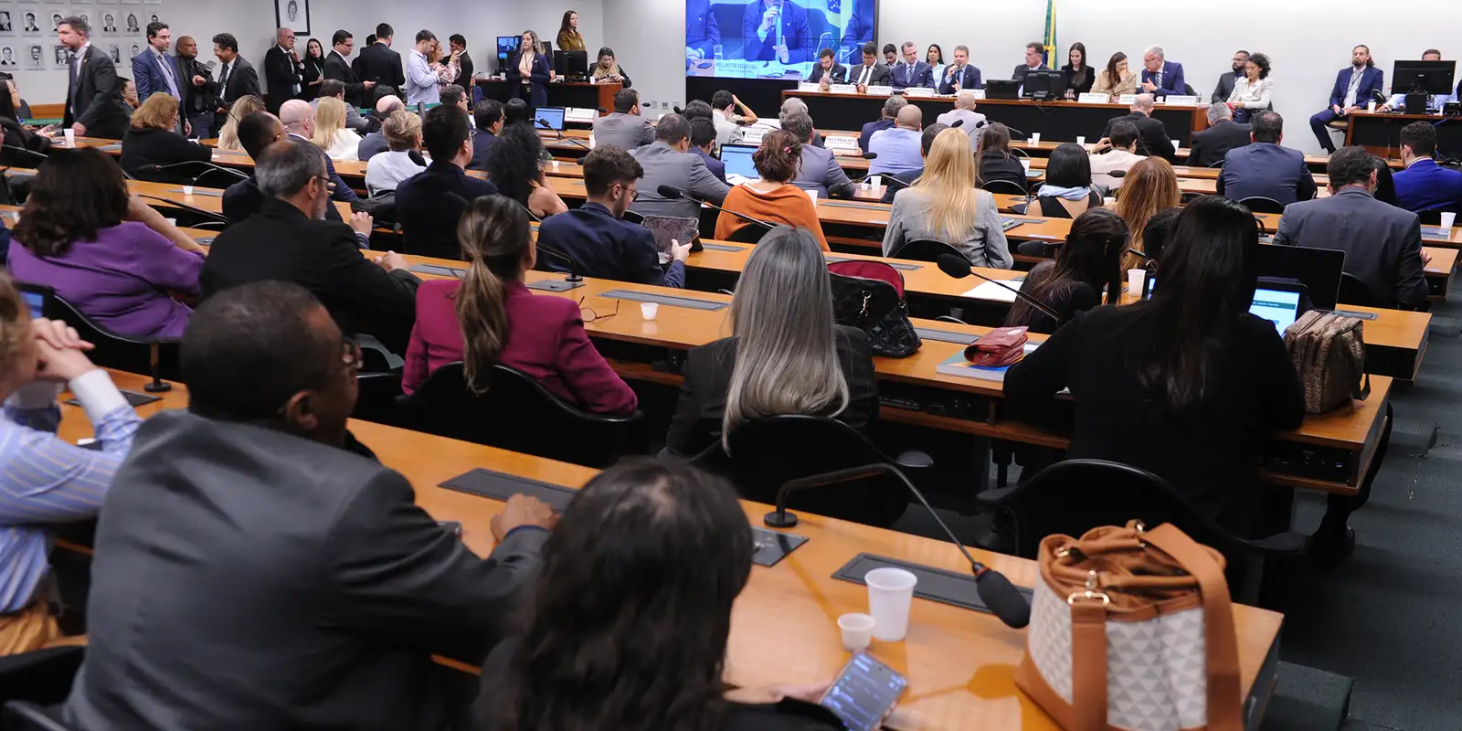 Câmara instala comissão especial que debaterá a redução da maioridade penal no Brasil
