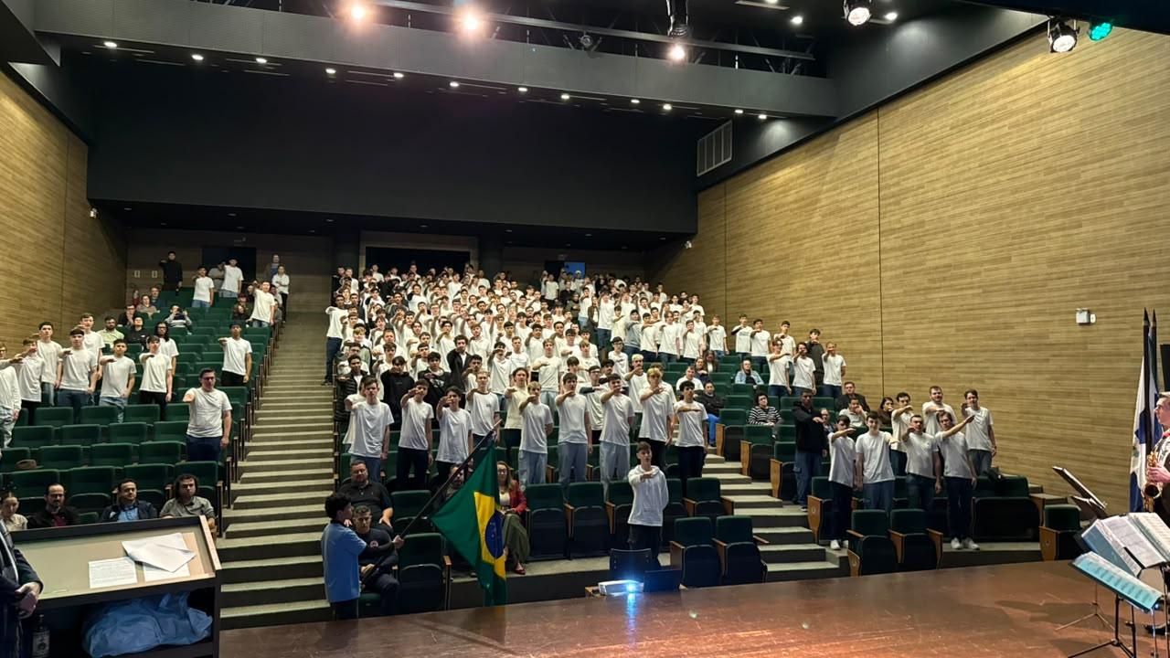 Cerimônia de Compromisso à Bandeira reúne 194 jovens em Timbó