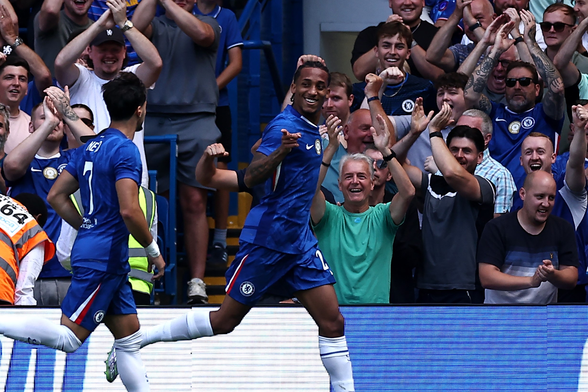 Com show de João Pedro, Chelsea goleia o Milan em amistoso na Indonésia