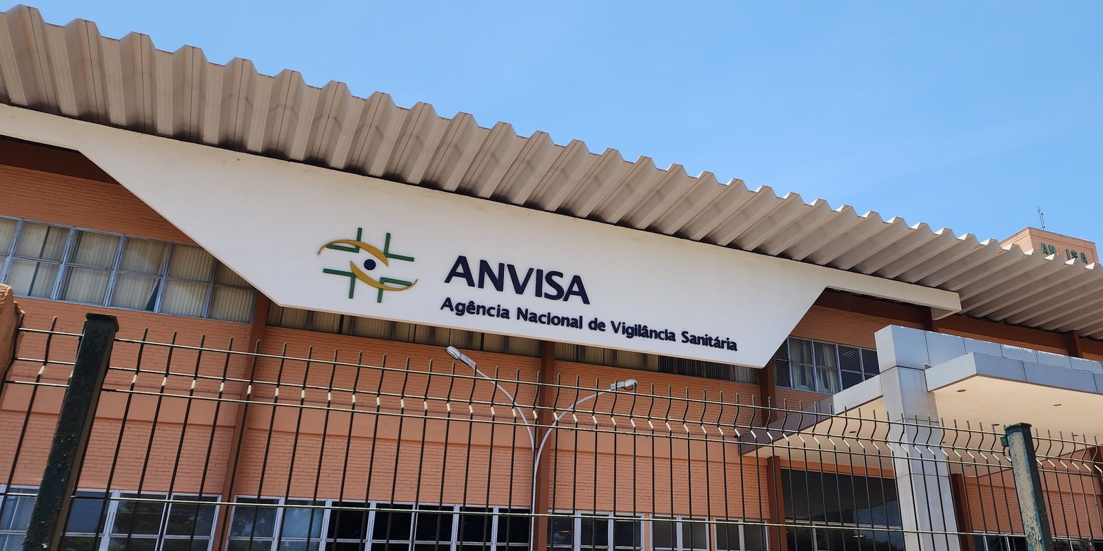 Anvisa proíbe fabricação e venda de cosméticos sem registro no país