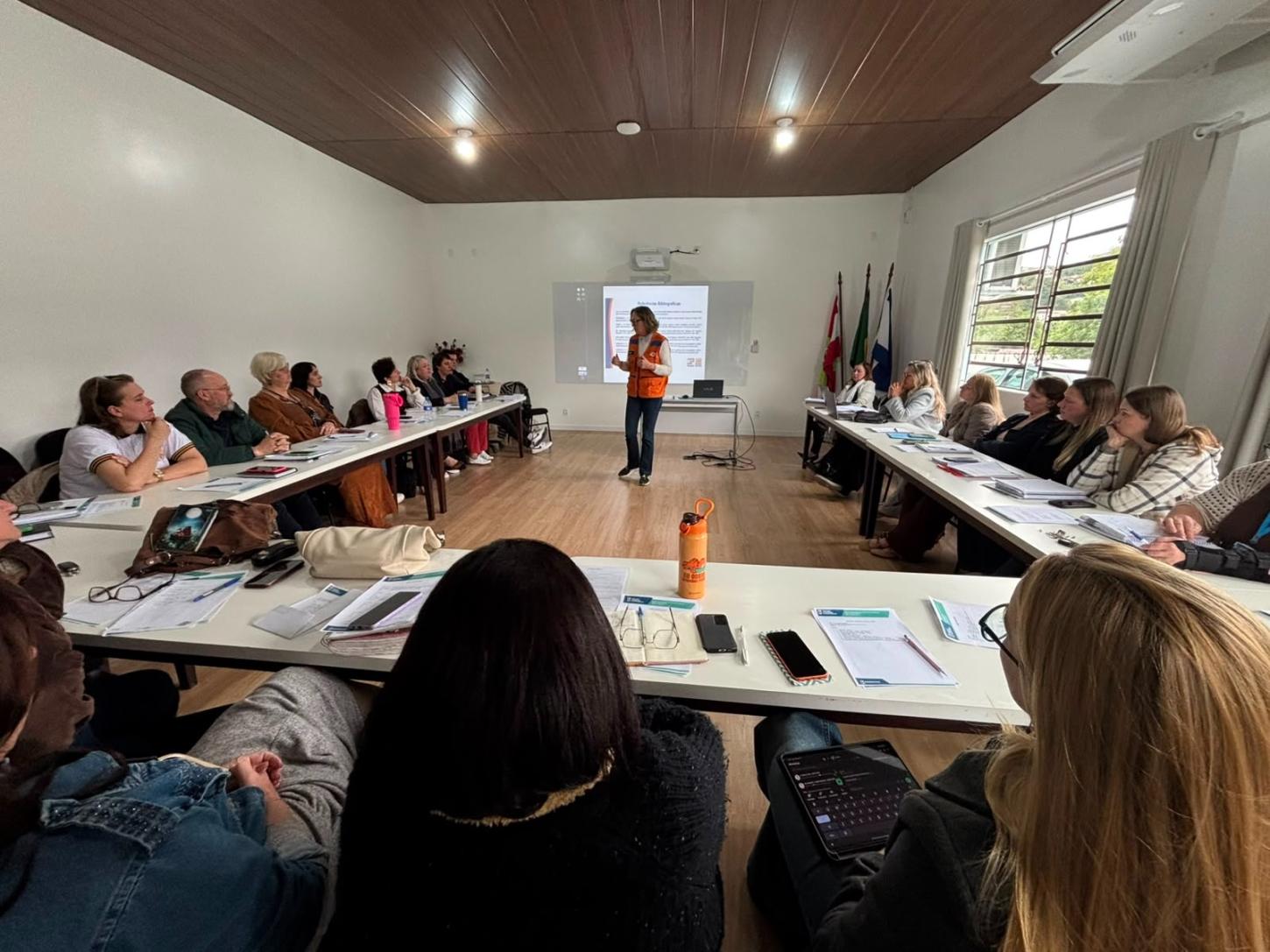 Defesa Civil participa de reunião com diretores da rede municipal para alinhar prevenção a eventos climáticos e o PLANCON Edu