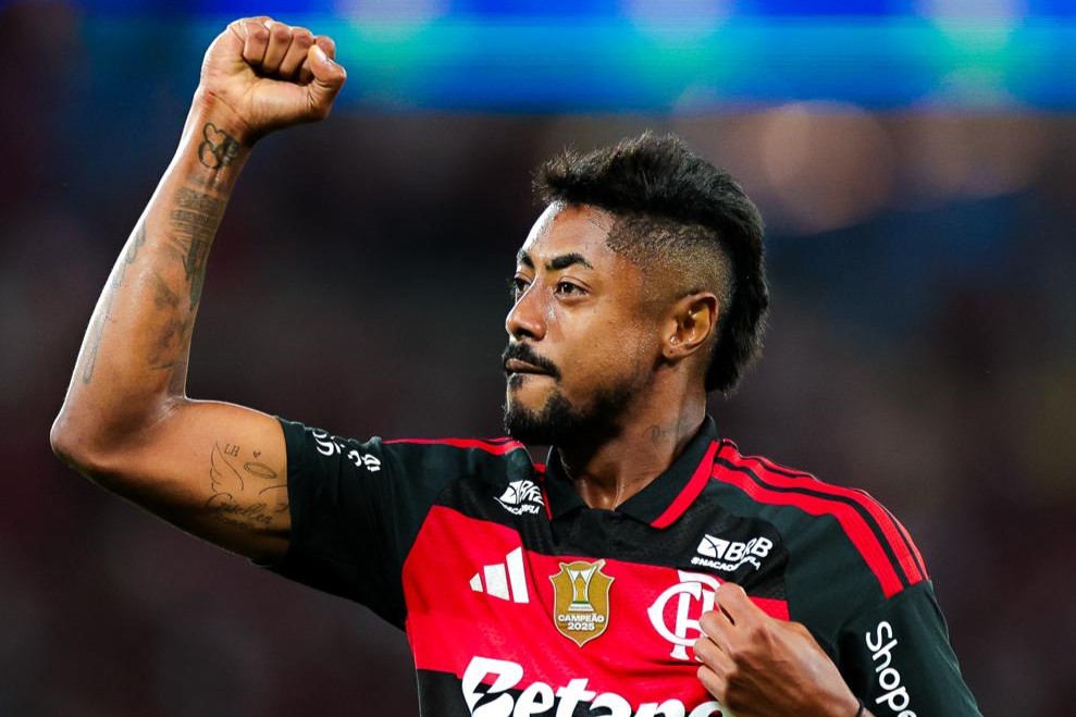 Flamengo vence o Vitória no Maracanã e encurta distância na ponta