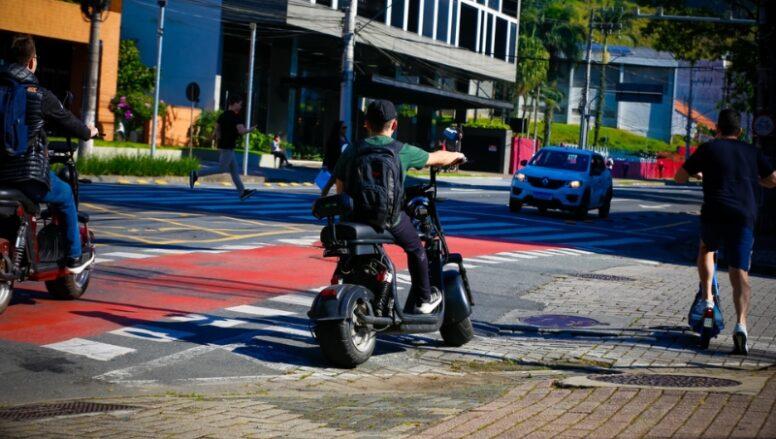 Guarda Municipal recolhe nove scooters e patinetes estacionados em calçadas de Blumenau