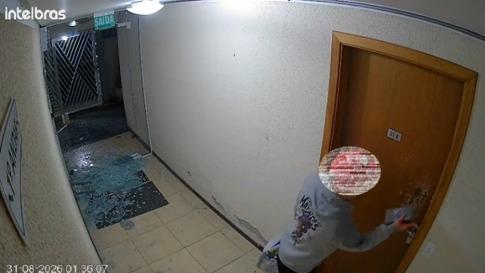 Homem invade apartamento da ex-companheira, causa quebra-quebra e acaba preso em área de mata em Timbó