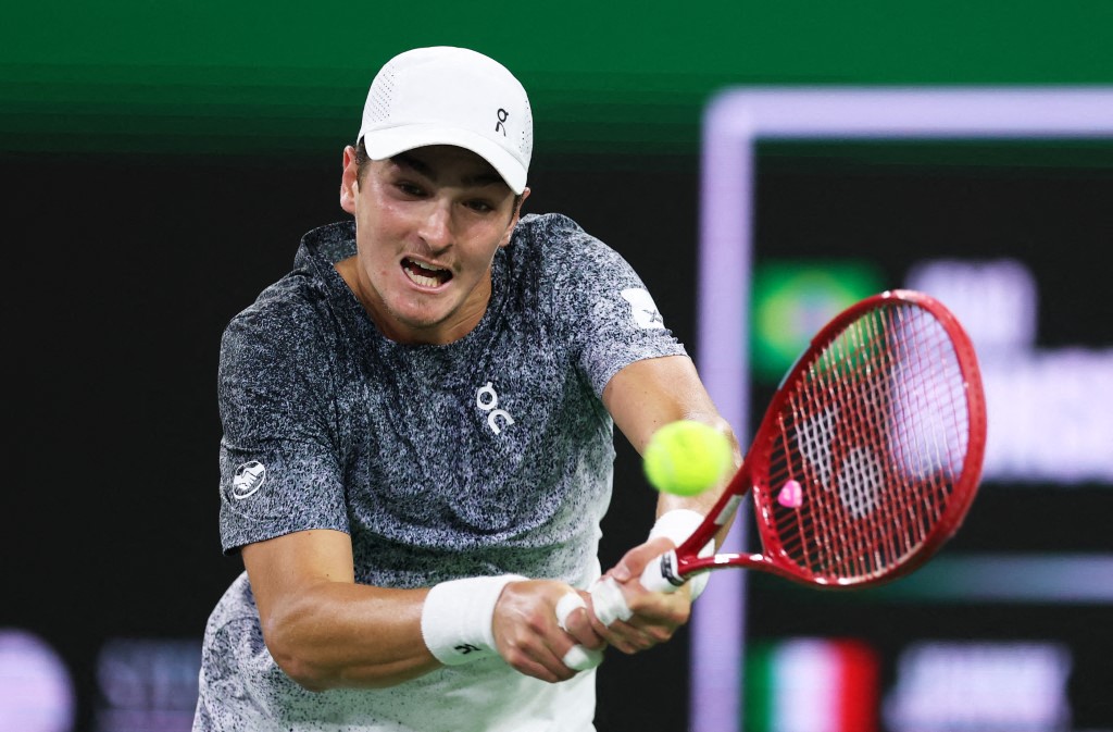 João Fonseca enfrenta Stefanos Tsitsipas no Masters 1000 de Montreal; siga o placar